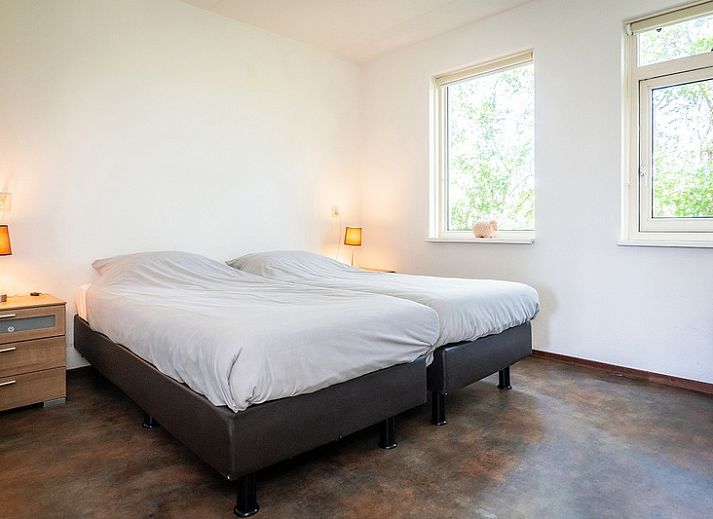 Terrasse mit Sonnenschirm im Bungalow De Witte Hoek 5 pers. 142 in De Cocksdorp, Texel.