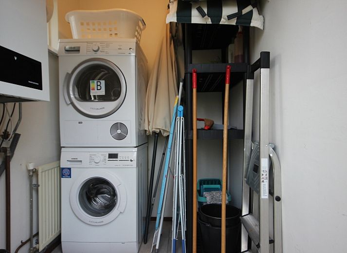 Terrasse mit Sonnenschirm im Bungalow De Witte Hoek 5 pers. 142 in De Cocksdorp, Texel.