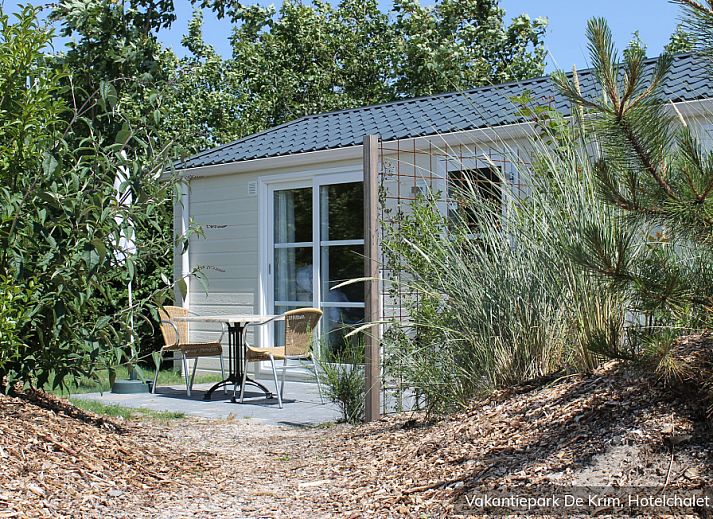 Geniessen Sie die Ruhe im luxurioesen 2-Personen-Hotelchalet in De Cocksdorp, Texel, mit einer charmanten Veranda im Gruenen.