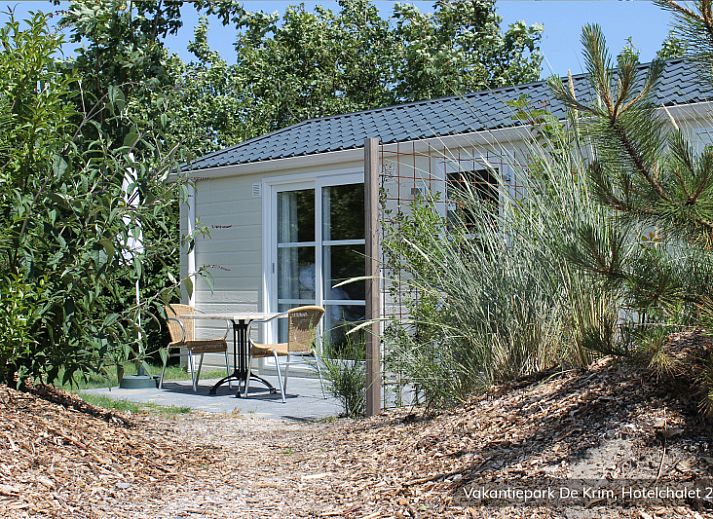 Geniessen Sie die Ruhe im luxurioesen 2-Personen-Hotelchalet in De Cocksdorp, Texel, mit einer charmanten Veranda im Gruenen.