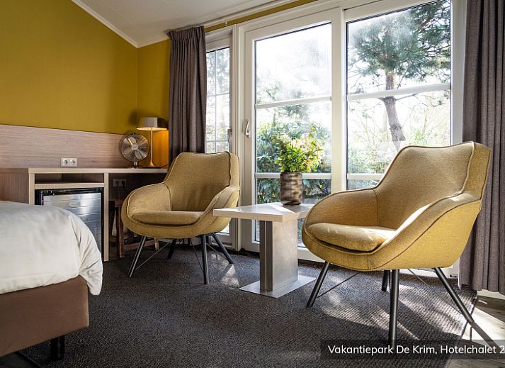 Geniessen Sie die Ruhe im luxurioesen 2-Personen-Hotelchalet in De Cocksdorp, Texel, mit einer charmanten Veranda im Gruenen.