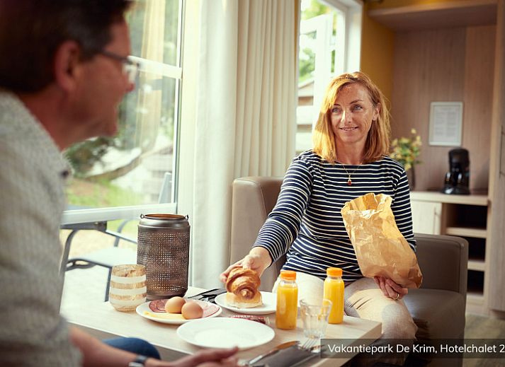 Geniessen Sie die Ruhe im luxurioesen 2-Personen-Hotelchalet in De Cocksdorp, Texel, mit einer charmanten Veranda im Gruenen.