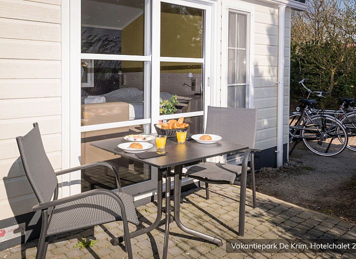 Entspannen Sie sich auf der Terrasse des luxurioesen 2-Personen-Hotelchalets auf Texel, inmitten der Natur von De Cocksdorp.