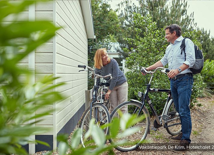 Entspannen Sie sich auf der Terrasse des luxurioesen 2-Personen-Hotelchalets auf Texel, inmitten der Natur von De Cocksdorp.