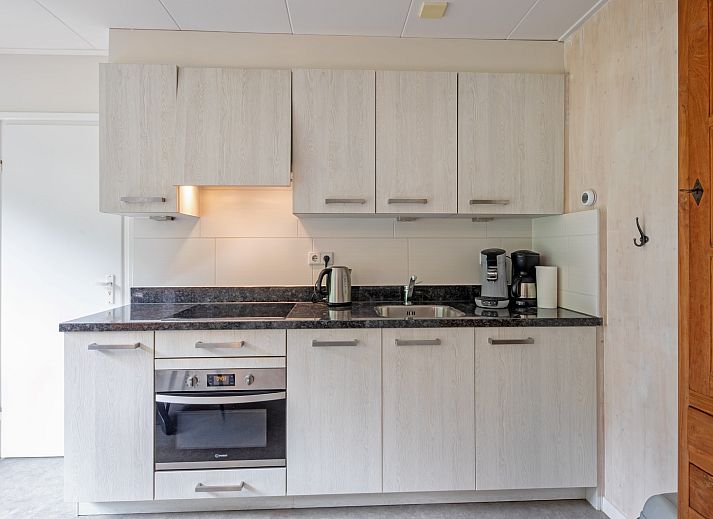 Gemuetliches Wohnzimmer des Ferienhauses Slufterhoek 150 in De Cocksdorp Texel mit bequemen Sitzgelegenheiten.