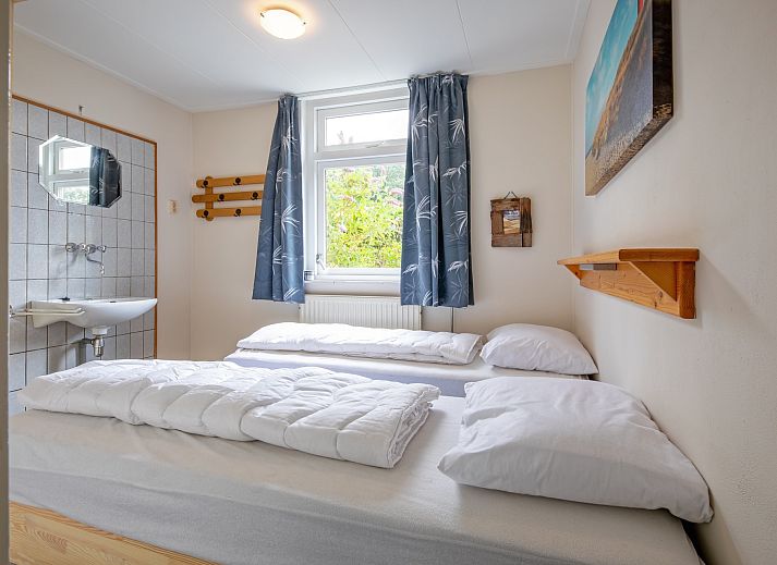 Gemuetliches Wohnzimmer des Ferienhauses Slufterhoek 150 in De Cocksdorp Texel mit bequemen Sitzgelegenheiten.