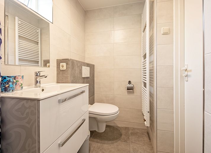 Gemuetliches Wohnzimmer des Ferienhauses Slufterhoek 150 in De Cocksdorp Texel mit bequemen Sitzgelegenheiten.