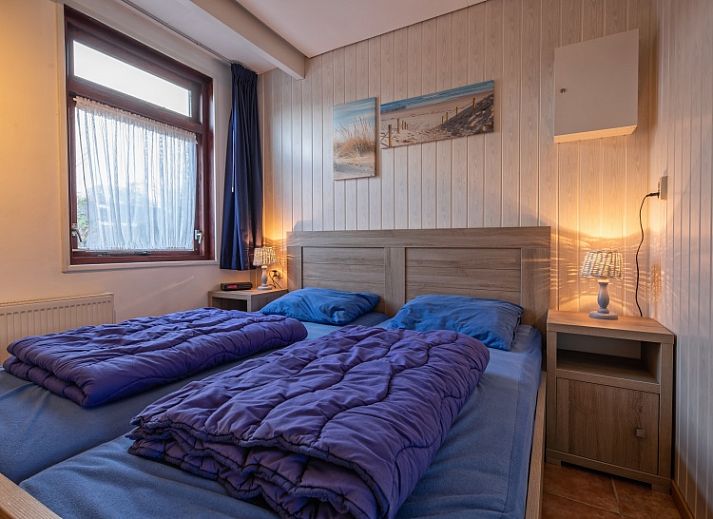 Essecke im Ferienhaus Slufterhoek 100, De Cocksdorp, Texel, mit grossen Fenstern und viel Licht.