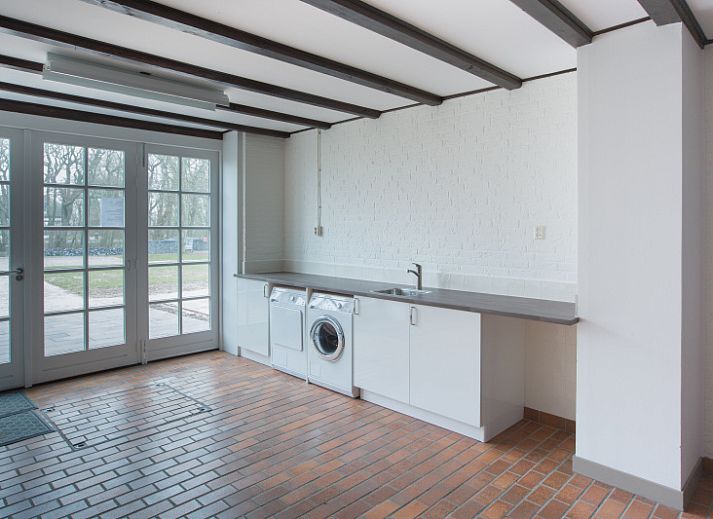 Gemuetliches Wohnzimmer im Typ X-7 Ferienhaus De Cocksdorp Texel mit bequemen Sofas