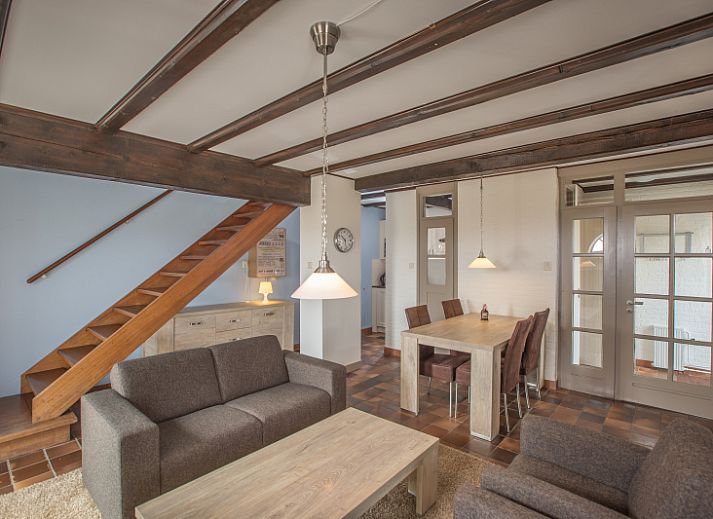 Type T-3 vacation home with thatched roof in De Cocksdorp, Texel, surrounded by nature.