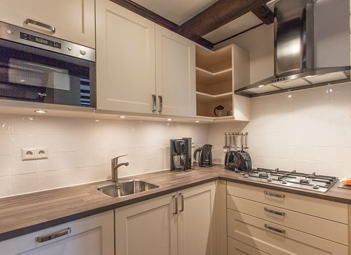 Type T-3 vacation home with thatched roof in De Cocksdorp, Texel, surrounded by nature.