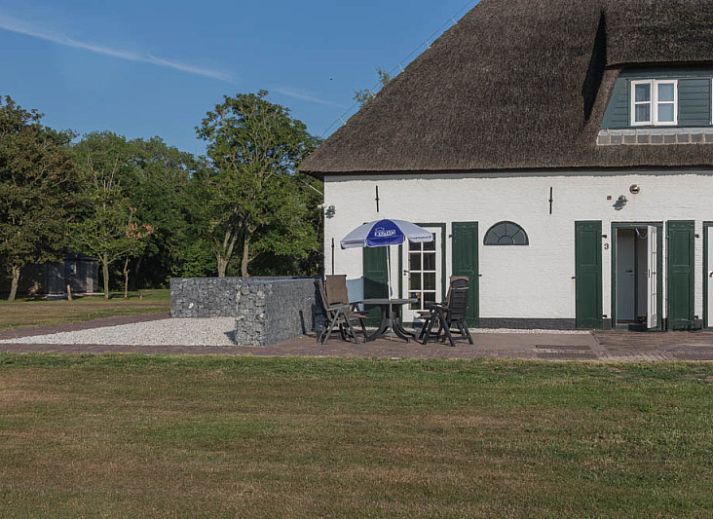 Cozy living room in Type T-3 vacation home, De Cocksdorp, Texel, with comfortable seating area.