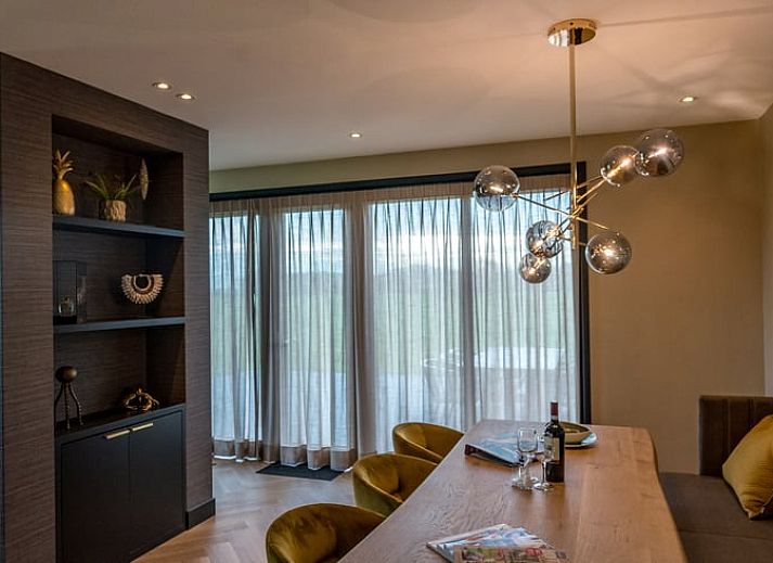 Charmantes Aeusseres des Ferienhauses in De Cocksdorp, Texel, mit roten Dachziegeln.