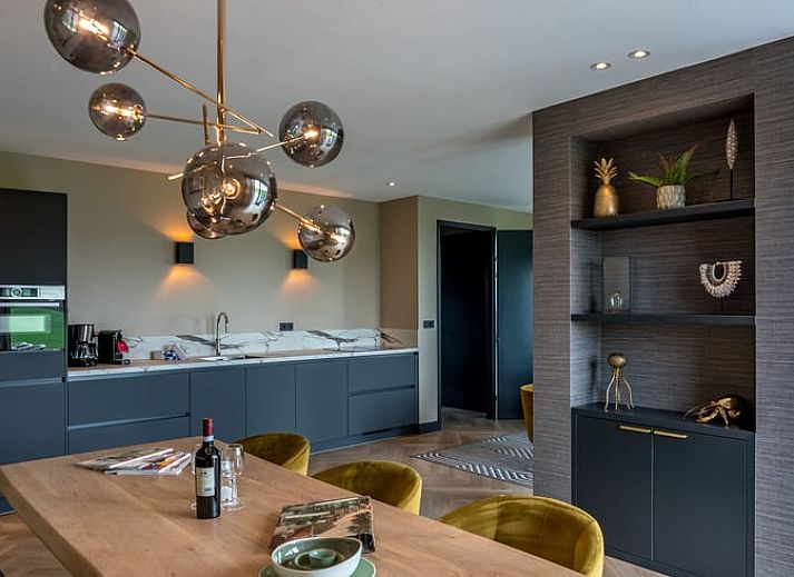 Charmantes Aeusseres des Ferienhauses in De Cocksdorp, Texel, mit roten Dachziegeln.