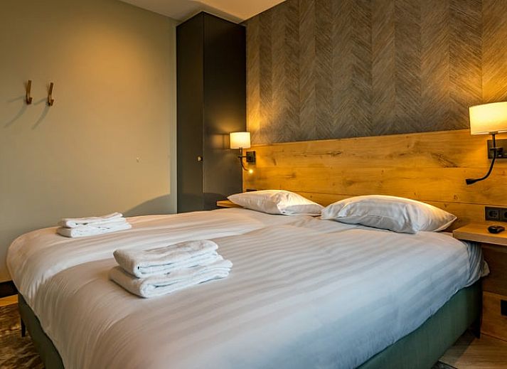 Charmantes Aeusseres des Ferienhauses in De Cocksdorp, Texel, mit roten Dachziegeln.