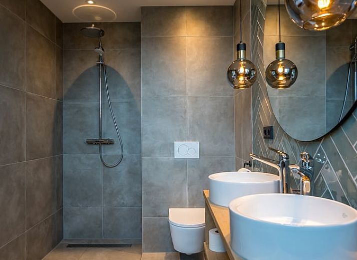 Stilvolles Interieur eines modern eingerichteten Ferienhauses in De Cocksdorp, Texel.