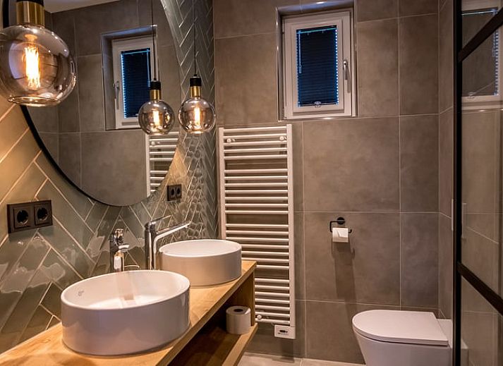 Helles Wohnzimmer mit bequemen Sitzgelegenheiten im Ferienhaus in De Cocksdorp, Texel.