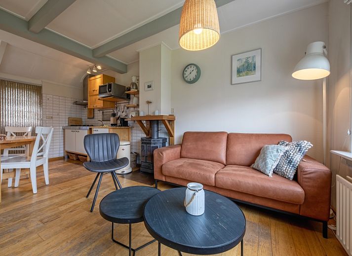 Charmant vakantiehuis Kikkertstraat 065 in De Cocksdorp Texel met klassieke gevel en groene tuin.