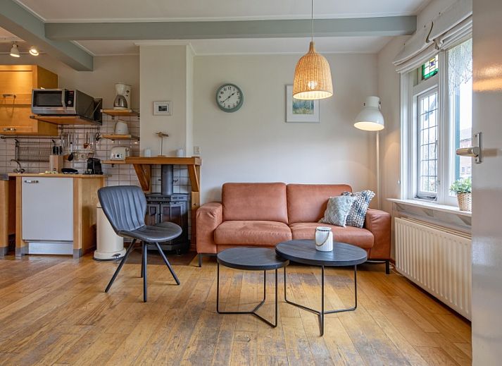 Charmant vakantiehuis Kikkertstraat 065 in De Cocksdorp Texel met klassieke gevel en groene tuin.