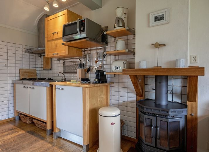 Charmant vakantiehuis Kikkertstraat 065 in De Cocksdorp Texel met klassieke gevel en groene tuin.