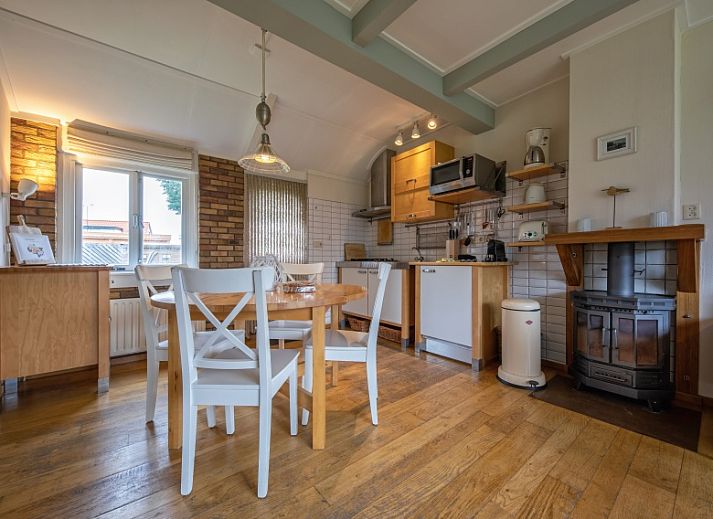 Charmant vakantiehuis Kikkertstraat 065 in De Cocksdorp Texel met klassieke gevel en groene tuin.