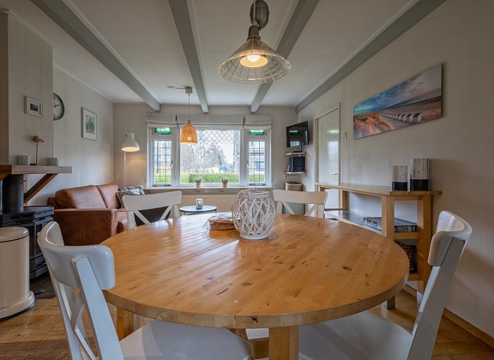 Gezellige woonkamer van Kikkertstraat 065, vakantiehuis in De Cocksdorp Texel met comfortabele bank en moderne inrichting.