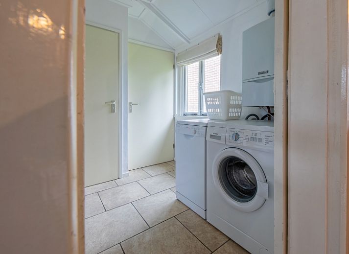 Gezellige woonkamer van Kikkertstraat 065, vakantiehuis in De Cocksdorp Texel met comfortabele bank en moderne inrichting.