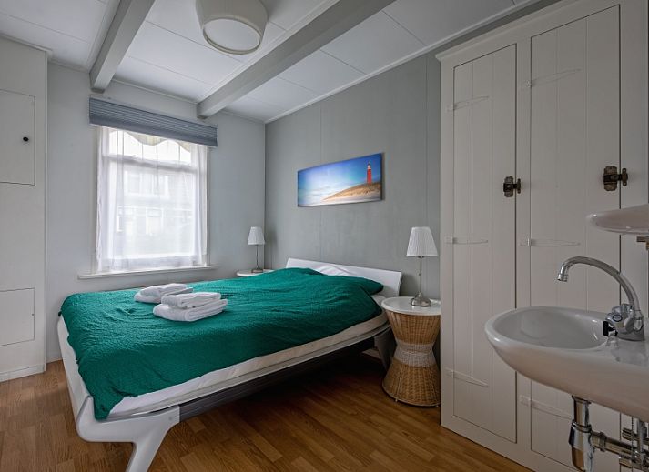Gezellige woonkamer van Kikkertstraat 065, vakantiehuis in De Cocksdorp Texel met comfortabele bank en moderne inrichting.