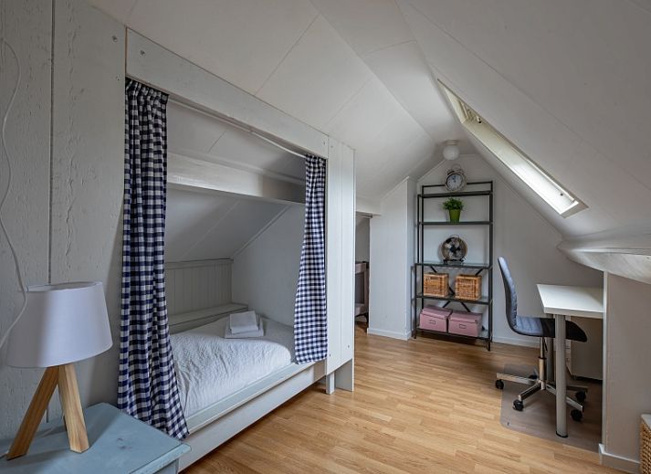 Gezellige woonkamer van Kikkertstraat 065, vakantiehuis in De Cocksdorp Texel met comfortabele bank en moderne inrichting.
