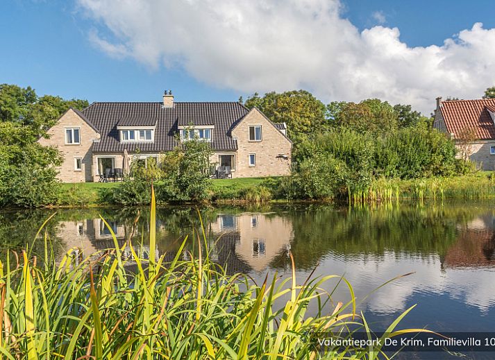 Lichte slaapkamer met uitzicht in Familievilla 10 persoons, De Cocksdorp, Texel.
