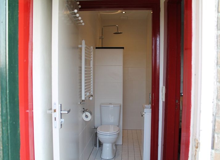 Gemuetliche Terrasse am Ferienhaus Onder de vuurtoren 115, De Cocksdorp, Texel fuer Mahlzeiten im Freien.