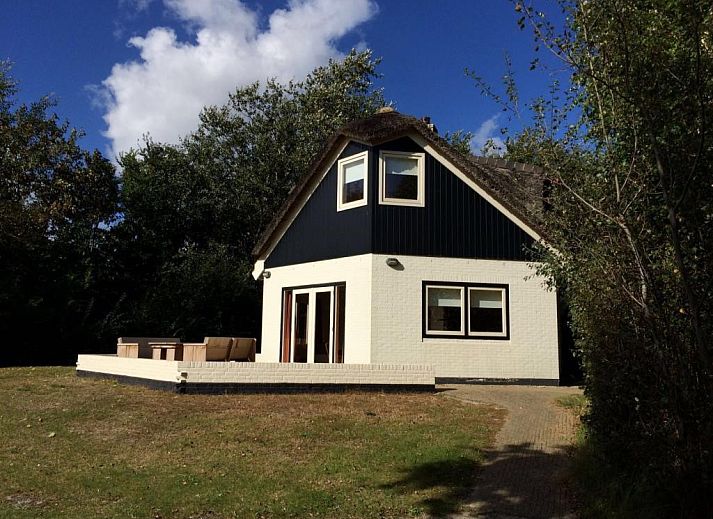 Velduil huisje omringd door natuur in De Cocksdorp, Texel, Waddeneilanden.