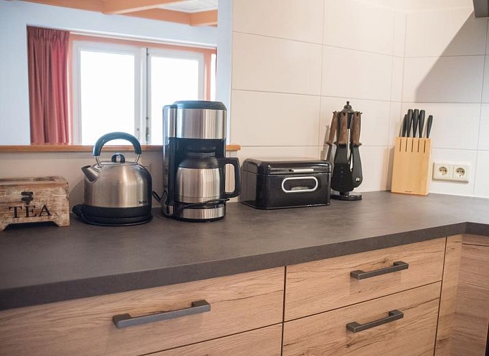 Gezellige woonkamer van Velduil vakantiehuis in De Cocksdorp, Texel met open haard.
