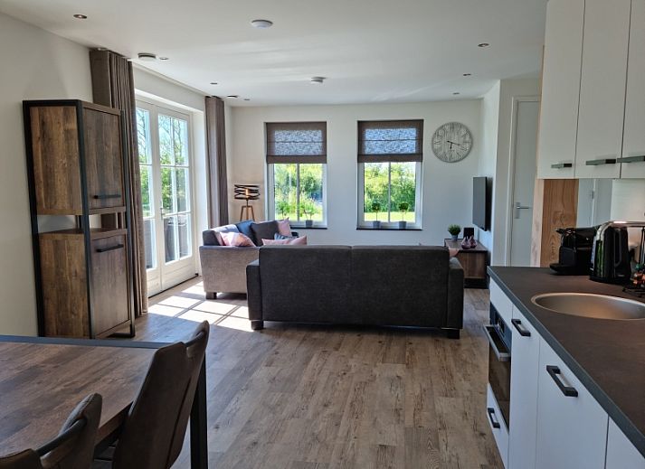 Sonniger Tag im Ferienhaus De Muy, De Cocksdorp, Texel mit Gras und Wasserspiel.