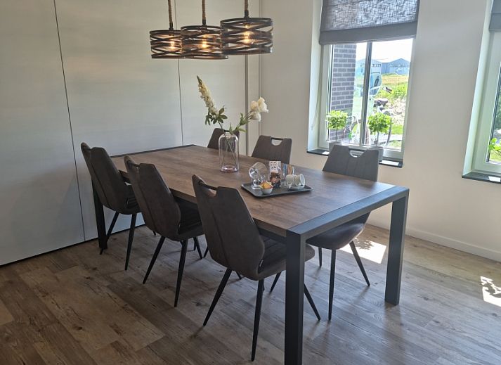 Sonniger Tag im Ferienhaus De Muy, De Cocksdorp, Texel mit Gras und Wasserspiel.