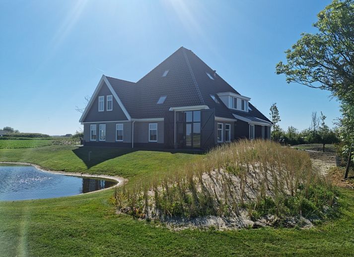 Ferienhaus De Slufter in De Cocksdorp Texel, schoen gelegen an einem Teich mit gruener Umgebung.