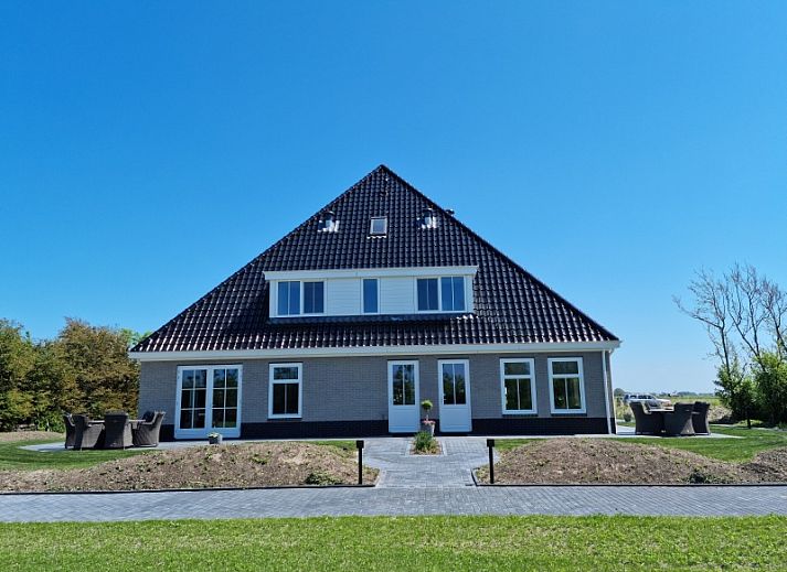 Ferienhaus De Slufter in De Cocksdorp Texel, schoen gelegen an einem Teich mit gruener Umgebung.