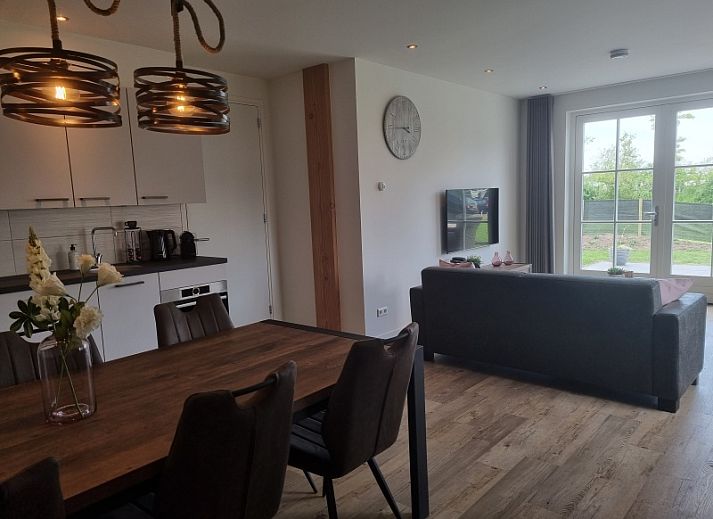 Vorderseite des Ferienhauses De Slufter in De Cocksdorp Texel, mit grossen Terrassen und Natur.