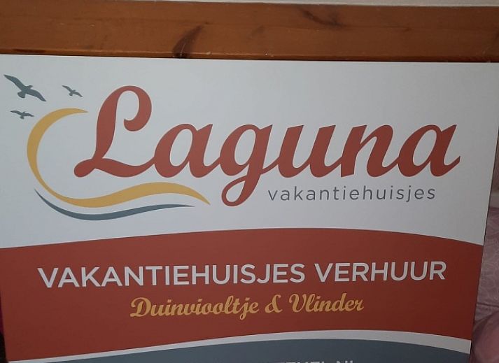 Komfortables Schlafzimmer mit zwei Betten im Ferienhaus Duinviooltje, De Cocksdorp, Texel.