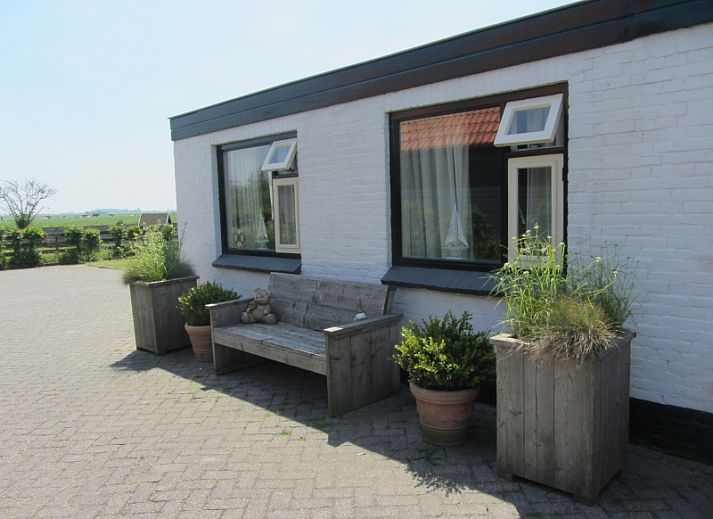 Komfortables Schlafzimmer mit zwei Betten im Ferienhaus Duinviooltje, De Cocksdorp, Texel.