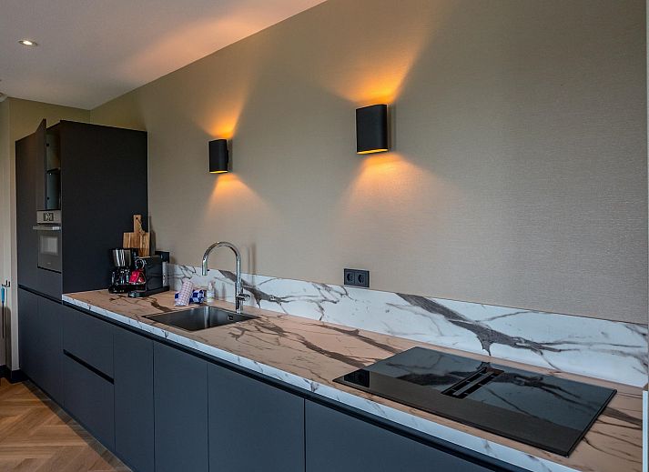 Gemuetliches Wohnzimmer im Princenhof 1, De Cocksdorp, Texel, mit komfortabler Sitzecke.