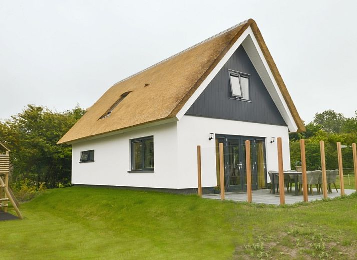 De Postschipper Ferienhaus in De Cocksdorp Texel mit Reetdach und Terrasse auf den Watteninseln.