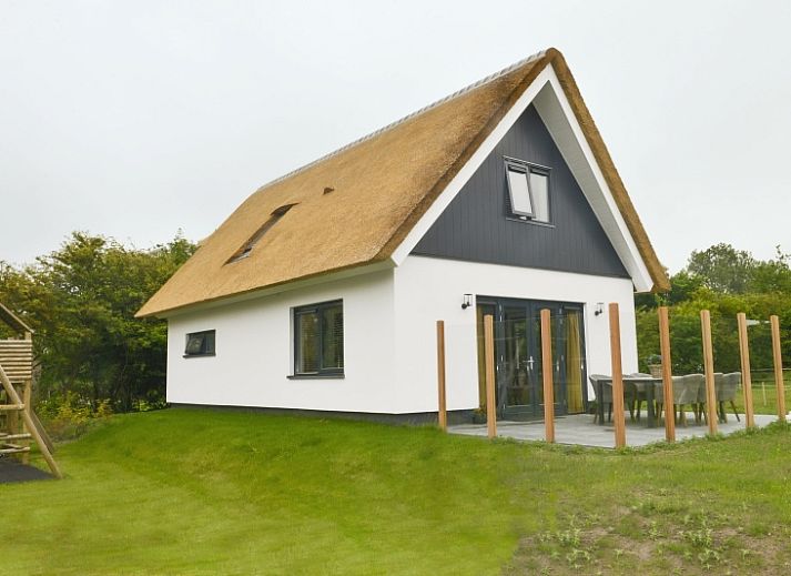 De Postschipper Ferienhaus in De Cocksdorp Texel mit Reetdach und Terrasse auf den Watteninseln.