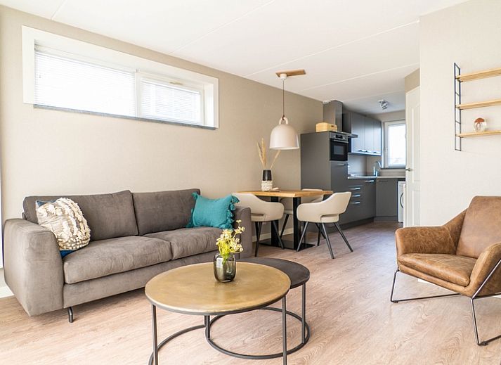 Front view of vacation home Type D Kikkertstraat in De Cocksdorp, Texel, with charming facade and sunny surroundings.