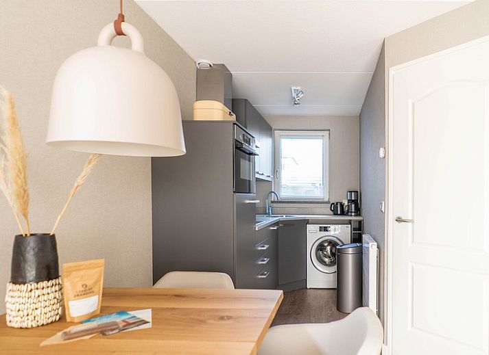 Front view of vacation home Type D Kikkertstraat in De Cocksdorp, Texel, with charming facade and sunny surroundings.