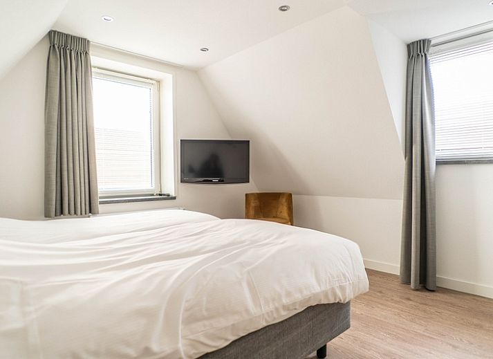 Modern living room in Type D Kikkertstraat, De Cocksdorp, Texel, with stylish furnishings and lots of natural light.