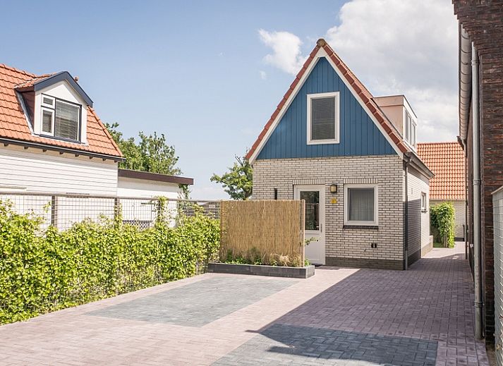 Modern living room in Type D Kikkertstraat, De Cocksdorp, Texel, with stylish furnishings and lots of natural light.