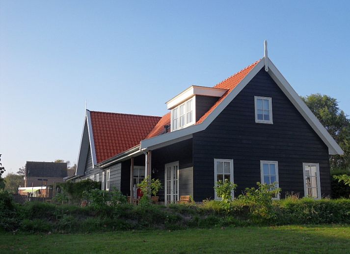 Typ 7 - 2107 Ferienhaus in De Cocksdorp Texel mit schoener Fassade und gruener Umgebung.