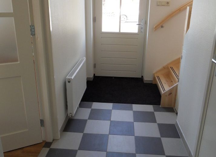 Esszimmer im Typ 7 - 2107 Ferienhaus De Cocksdorp Texel mit stilvollem Holztisch und bequemen Stuehlen.