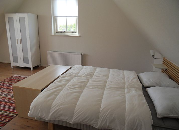 Esszimmer im Typ 7 - 2107 Ferienhaus De Cocksdorp Texel mit stilvollem Holztisch und bequemen Stuehlen.